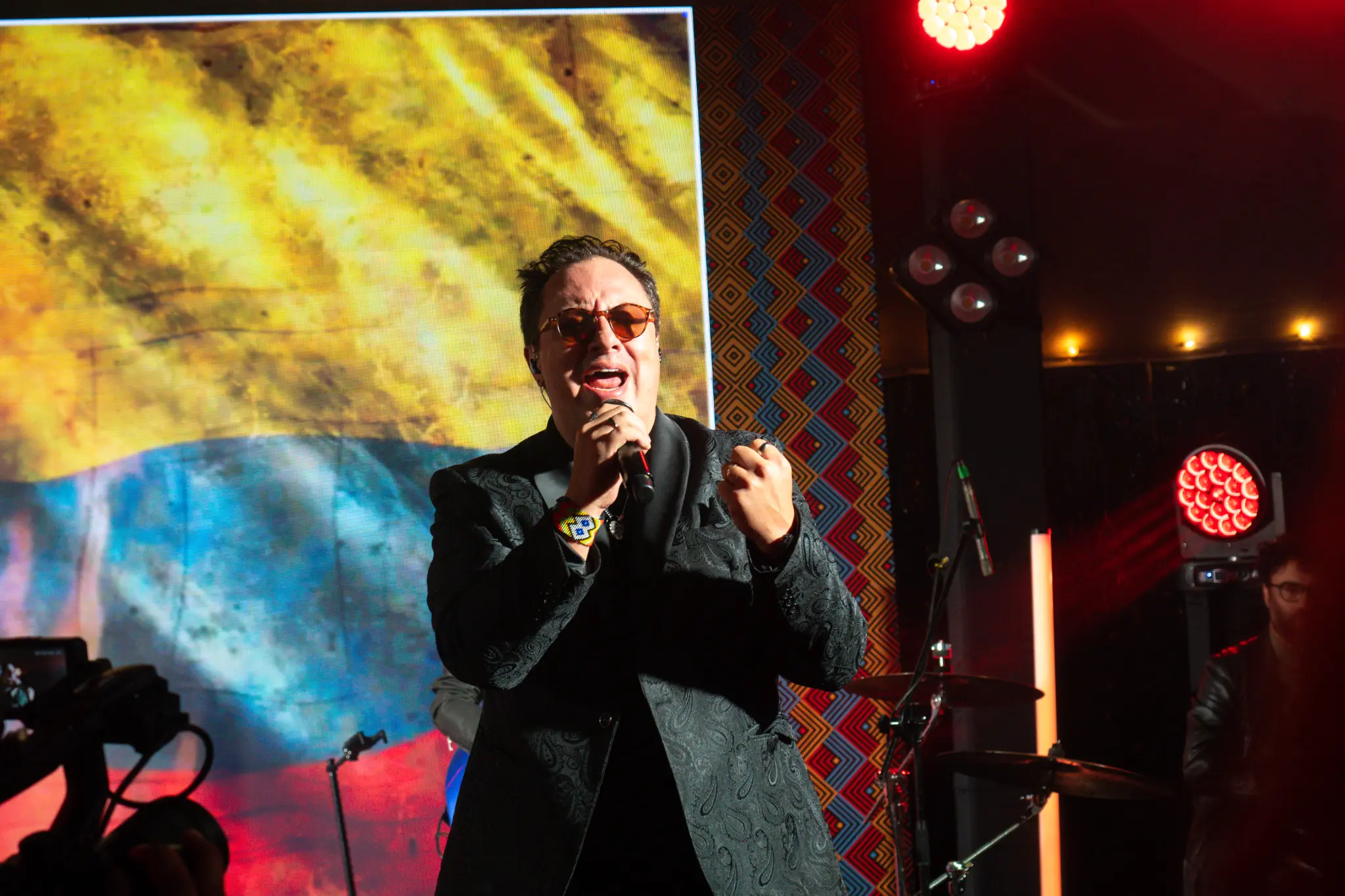 Artista en un evento en vivo con equipos de captura en primer plano